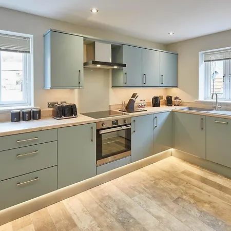 Host & - Sunny Dale *