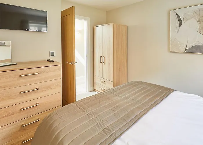 Host & - Sunny Dale *